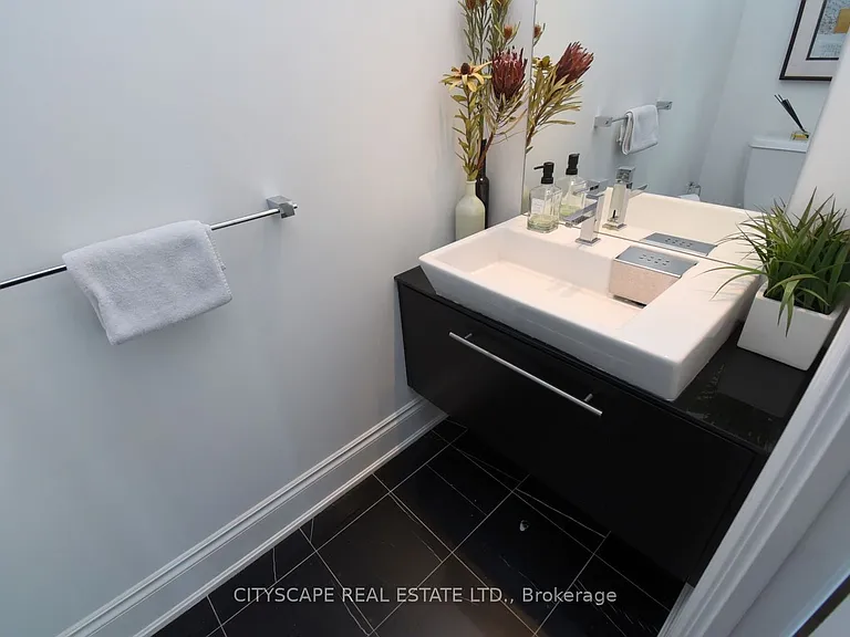 903 Bloor St W — Photo 18