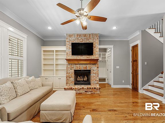 2nd image of 212 Simon St