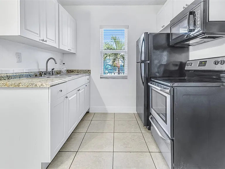 711 NE 2nd Ave #202 — Photo 8