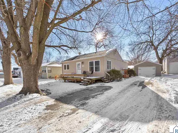 716 8th Ave NE, Waseca, MN 56093