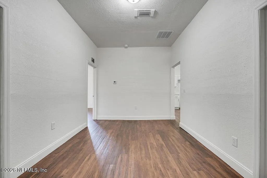 3 bed, 2.0 bath, 1307 sqft, $1,400 — Photo 4