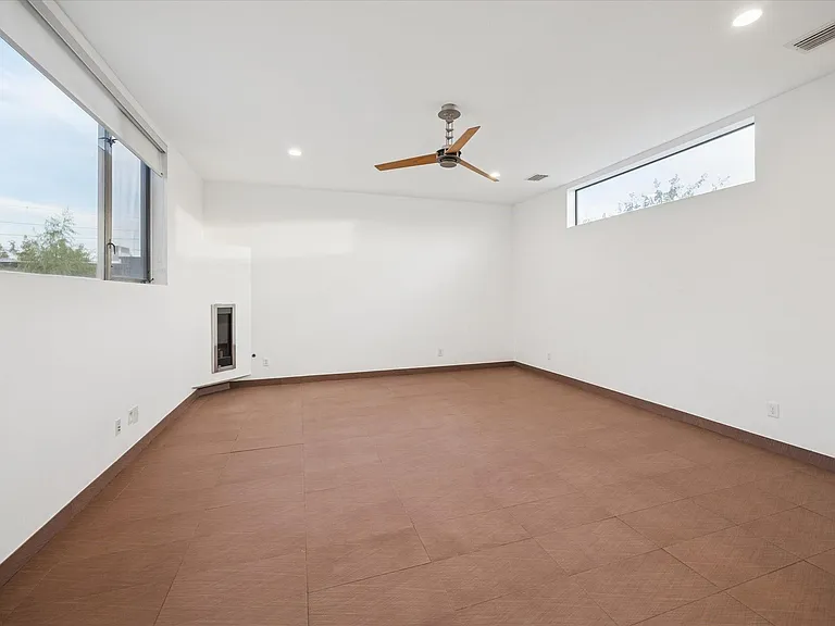 118 Tuam St — Photo 35