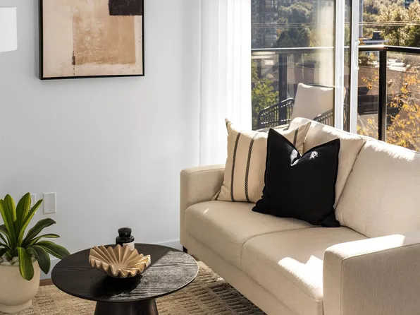 601 Rochester Ave #305, Coquitlam, BC V3K 0J6