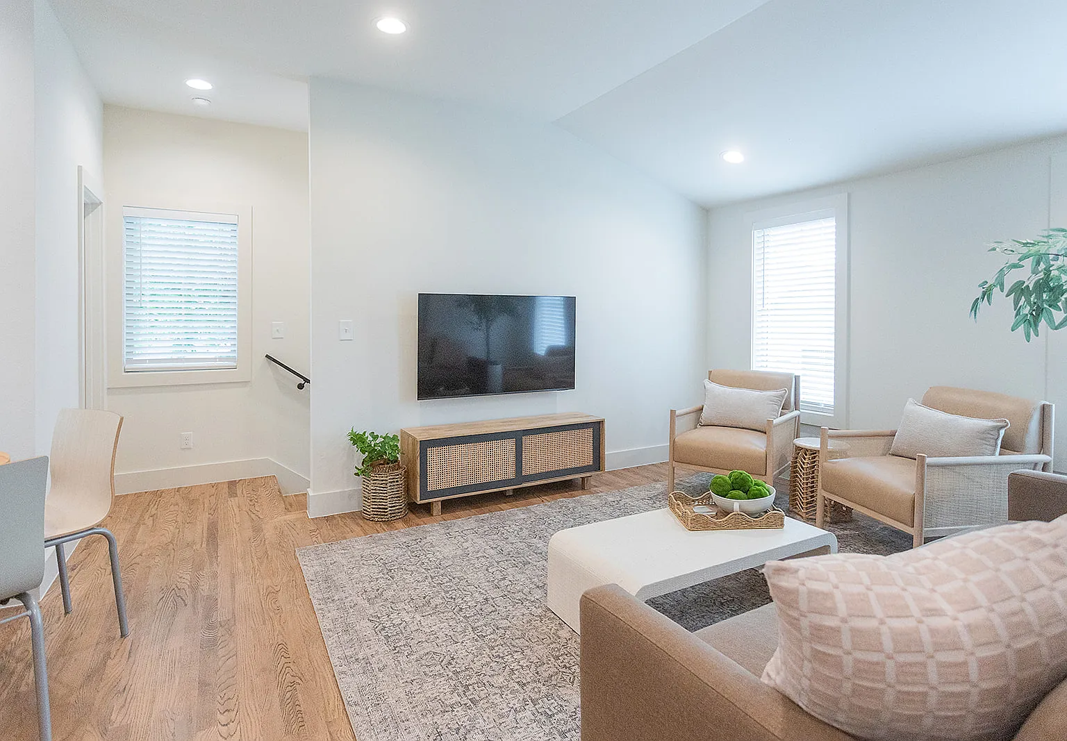 2 bed, 800 sqft, $2,000 — Photo 4