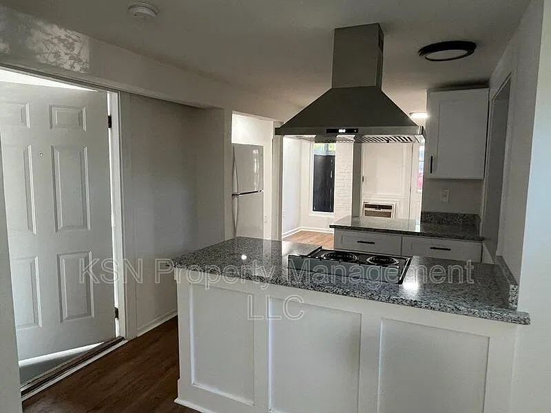 1011 E 39th St — Photo 4