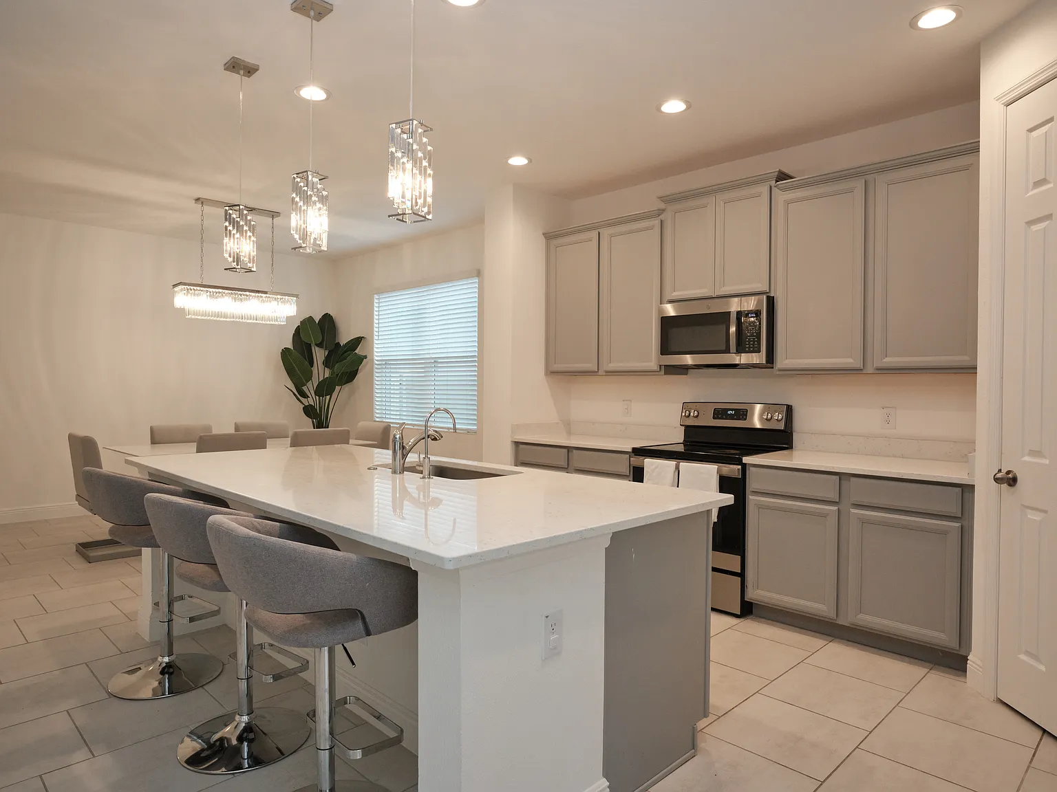 5 bed, 3198 sqft, $3,200 — Photo 4