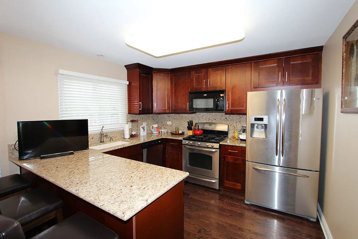 1161 Stratford Ln photo 1