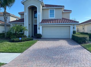 2002 Fairmont Ln, Naples, FL 34120