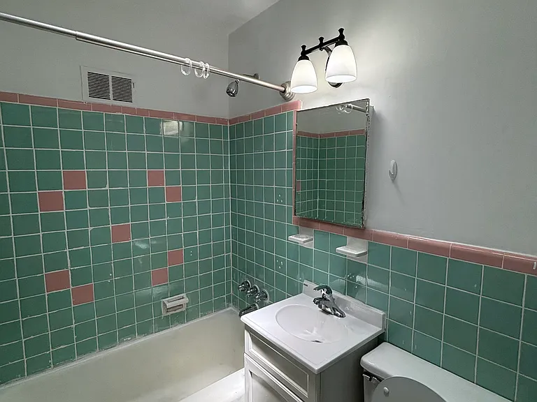 2923 Gilham St — Photo 7