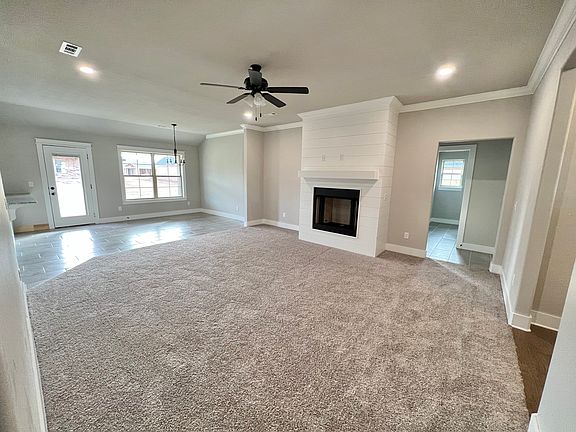 2nd image of 916 Fair Oaks St