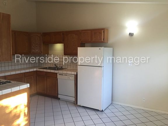 5th image of 325 E 17th Pl APT H