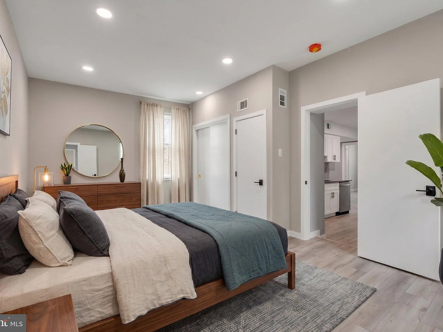 2 bed, 1.0 bath, $1,295 — Photo 2
