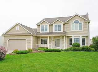 N77W23379 Habitat Dr, Sussex, WI 53089