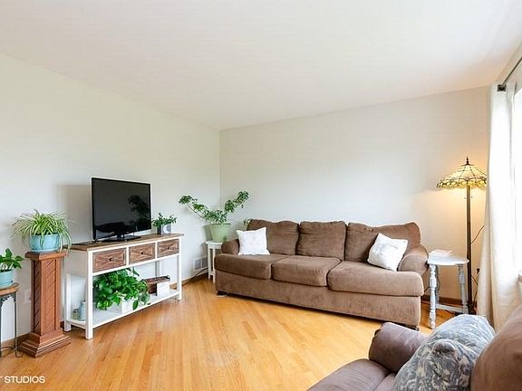 01_1023TealTrail_1_LivingRoom_LowRes