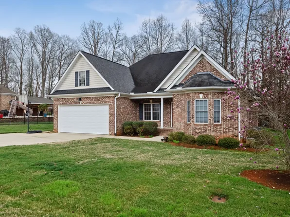 2241 Rock Bridge Dr, Mebane, NC 27302