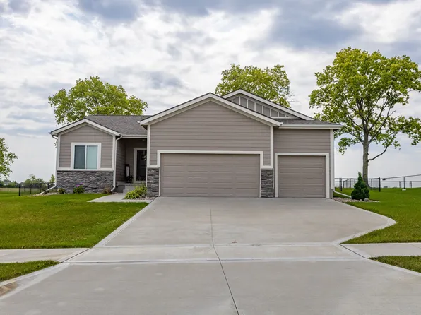 820 Sandstone Point, Waukee, IA 50263