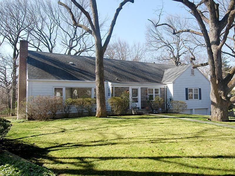 Versatile Mid-Century Home