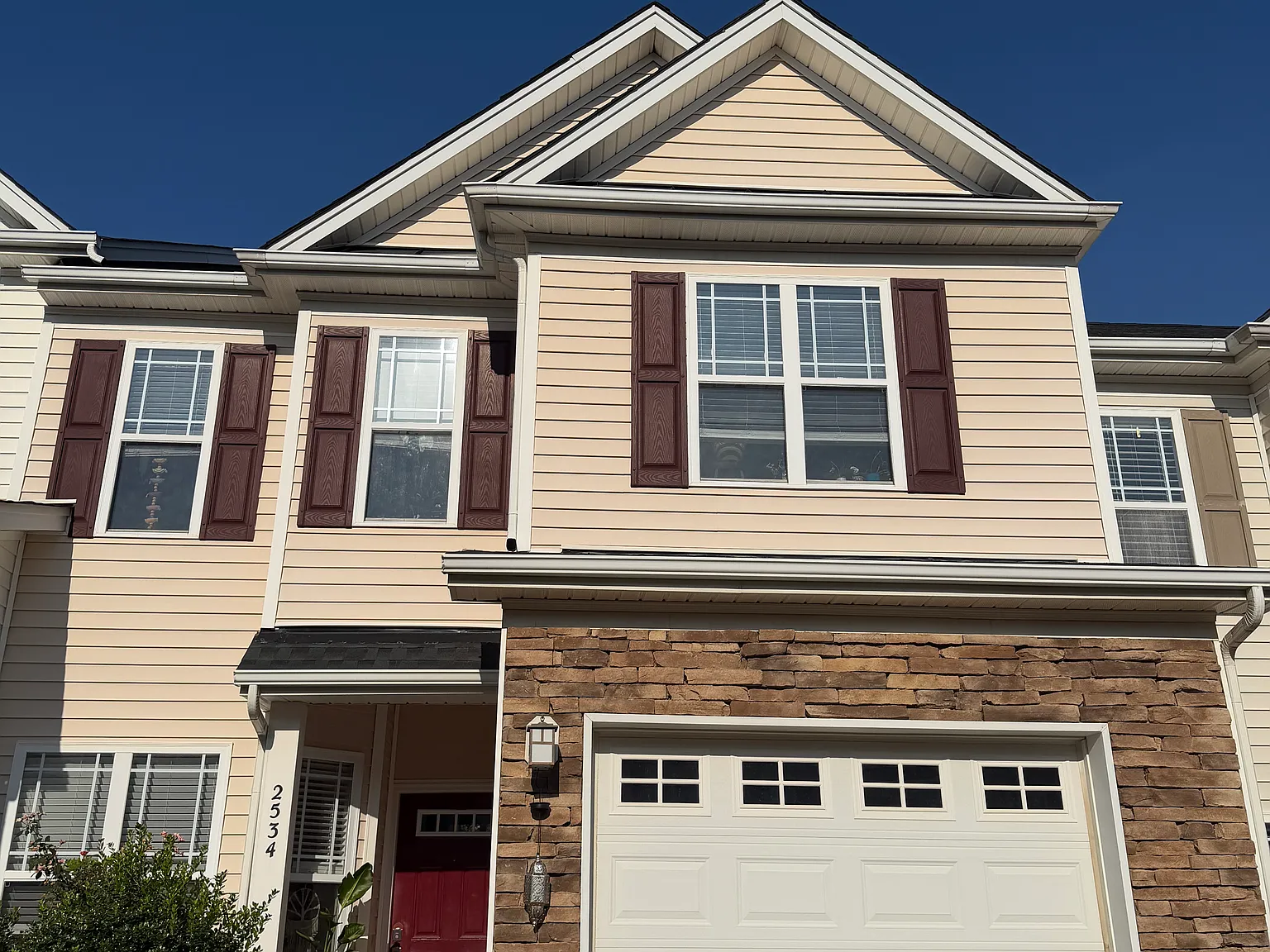3 bed, 2.5 bath, 1800 sqft, $2,000 — Photo 2