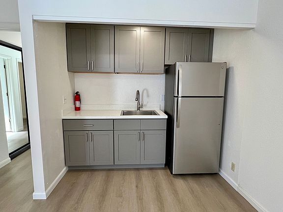 4th image of 575 27th Ave Unit B