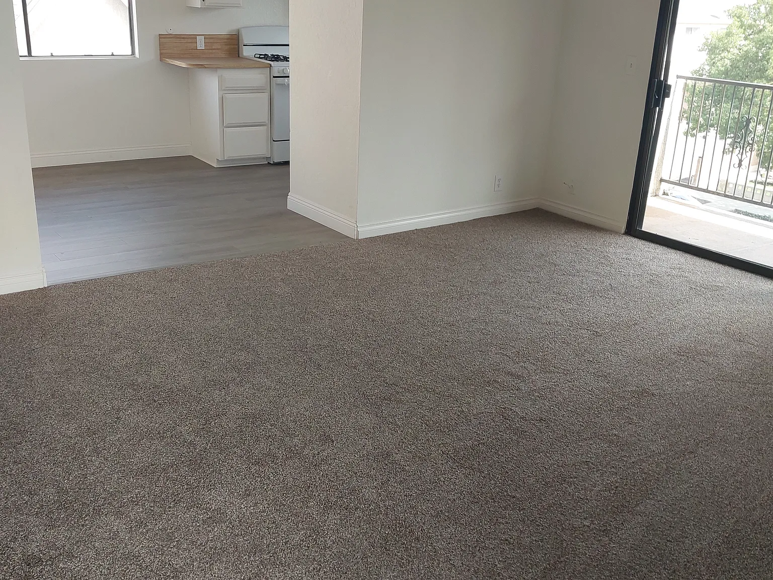 2 bed, 800 sqft, $2,200 — Photo 2