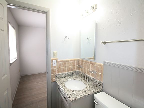 5th image of 1104 W Woodcrest Dr