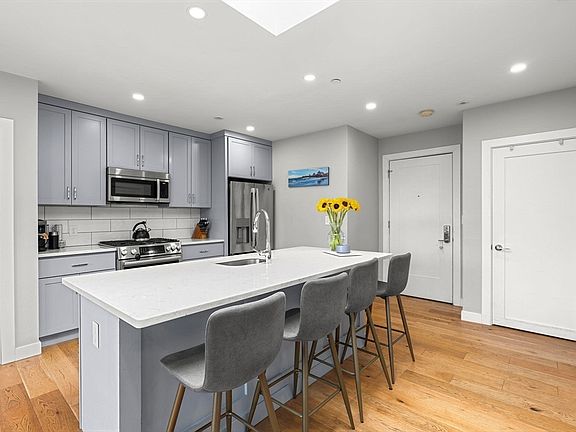 4th image of 10 Everett St #402