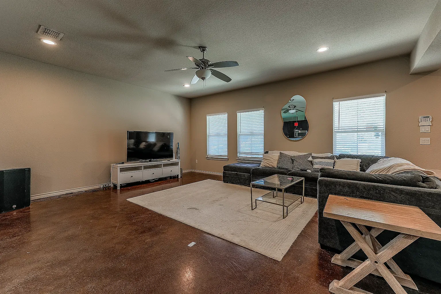 6 bed, 3450 sqft, $8,600 — Photo 4