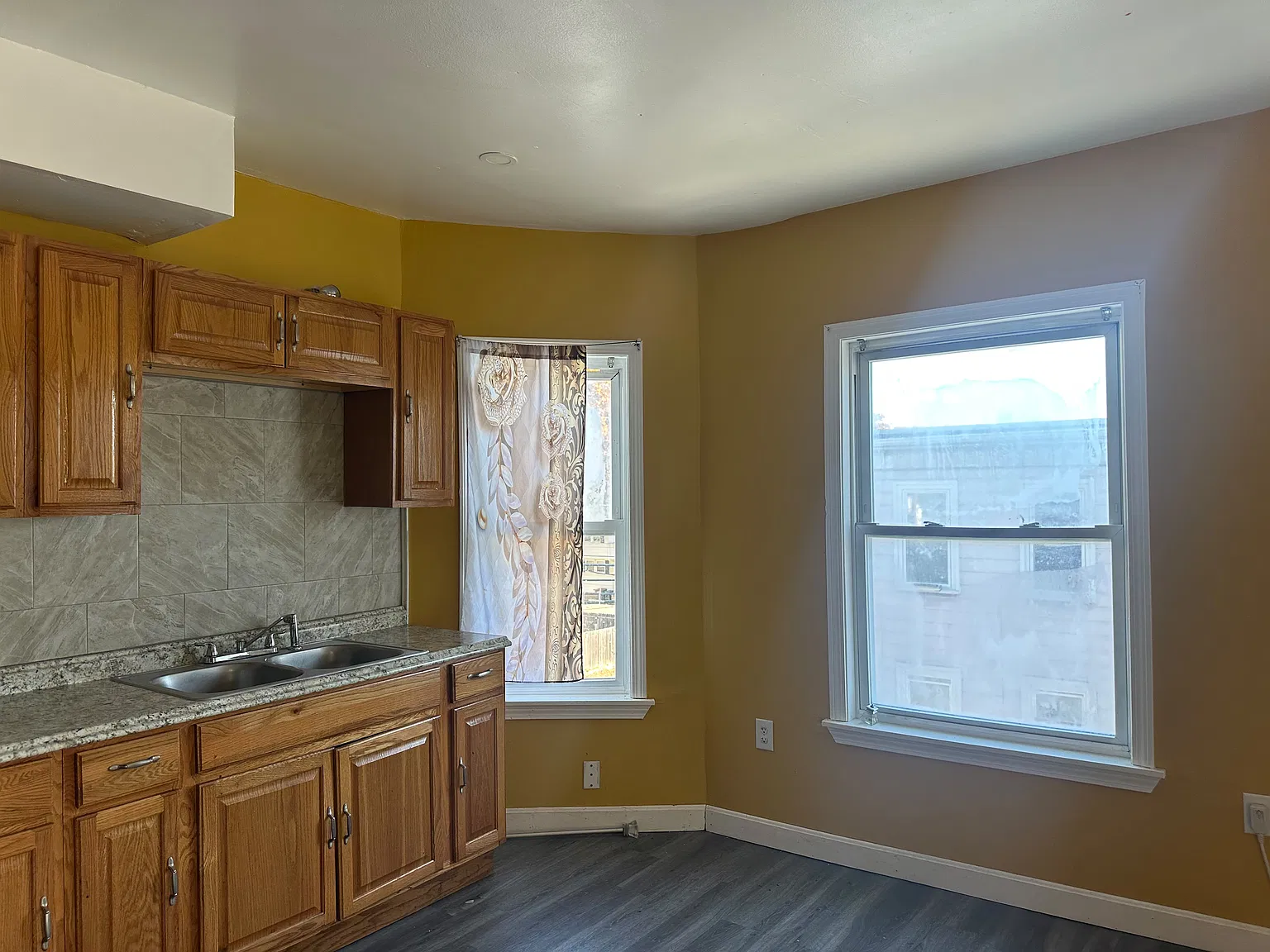 3 bed, 1100 sqft, $3,000 — Photo 4