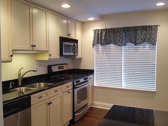5th image of 945 E Kenilworth Ave Unit 104