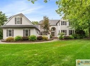 1 Woodland Dr, Cranbury, NJ 08512