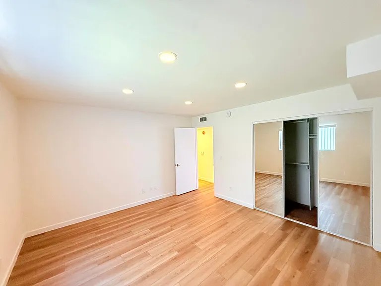 5233 Cartwright Avenue — Photo 11