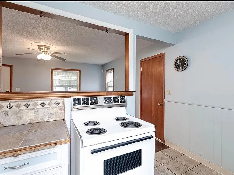 312 S Poplar St — Photo 4
