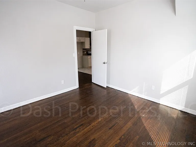 2604 E 7th St S — Photo 38