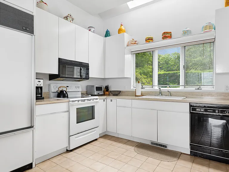 135 Edgemere Dr — Photo 11
