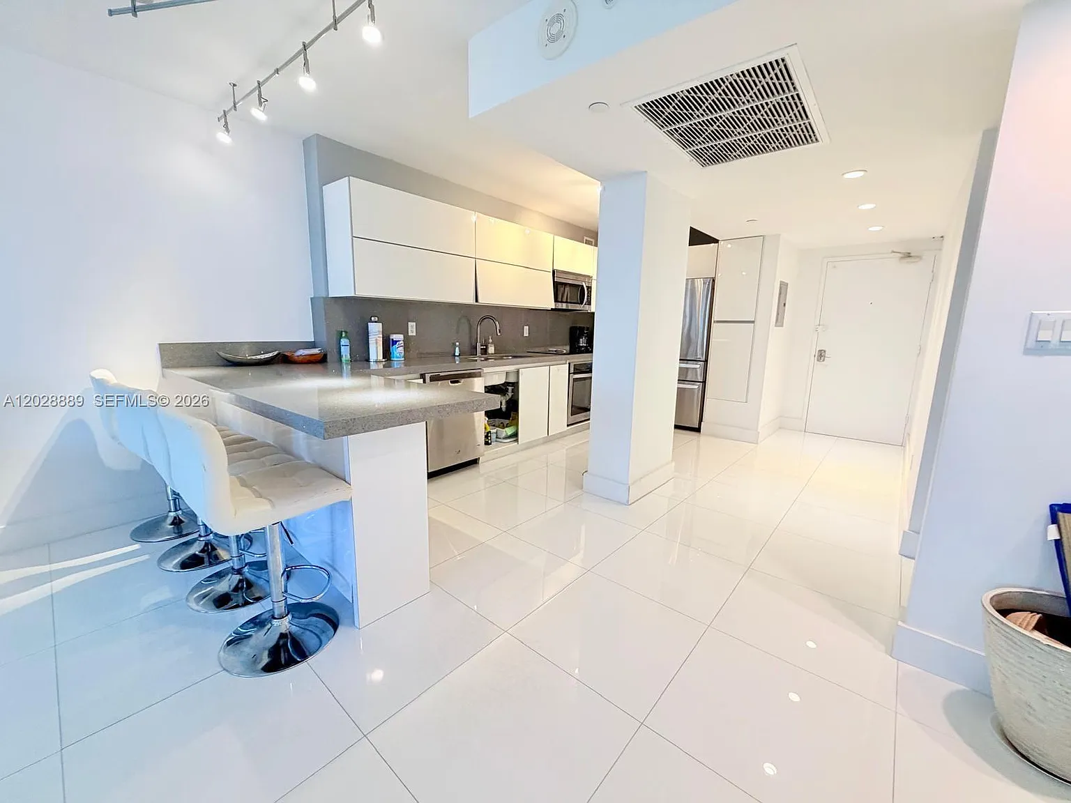 The Decoplage Condo — Photo 3
