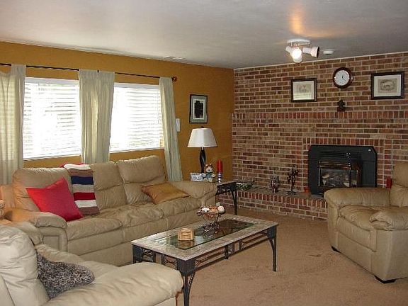 Spacious and bright family room with fireplace