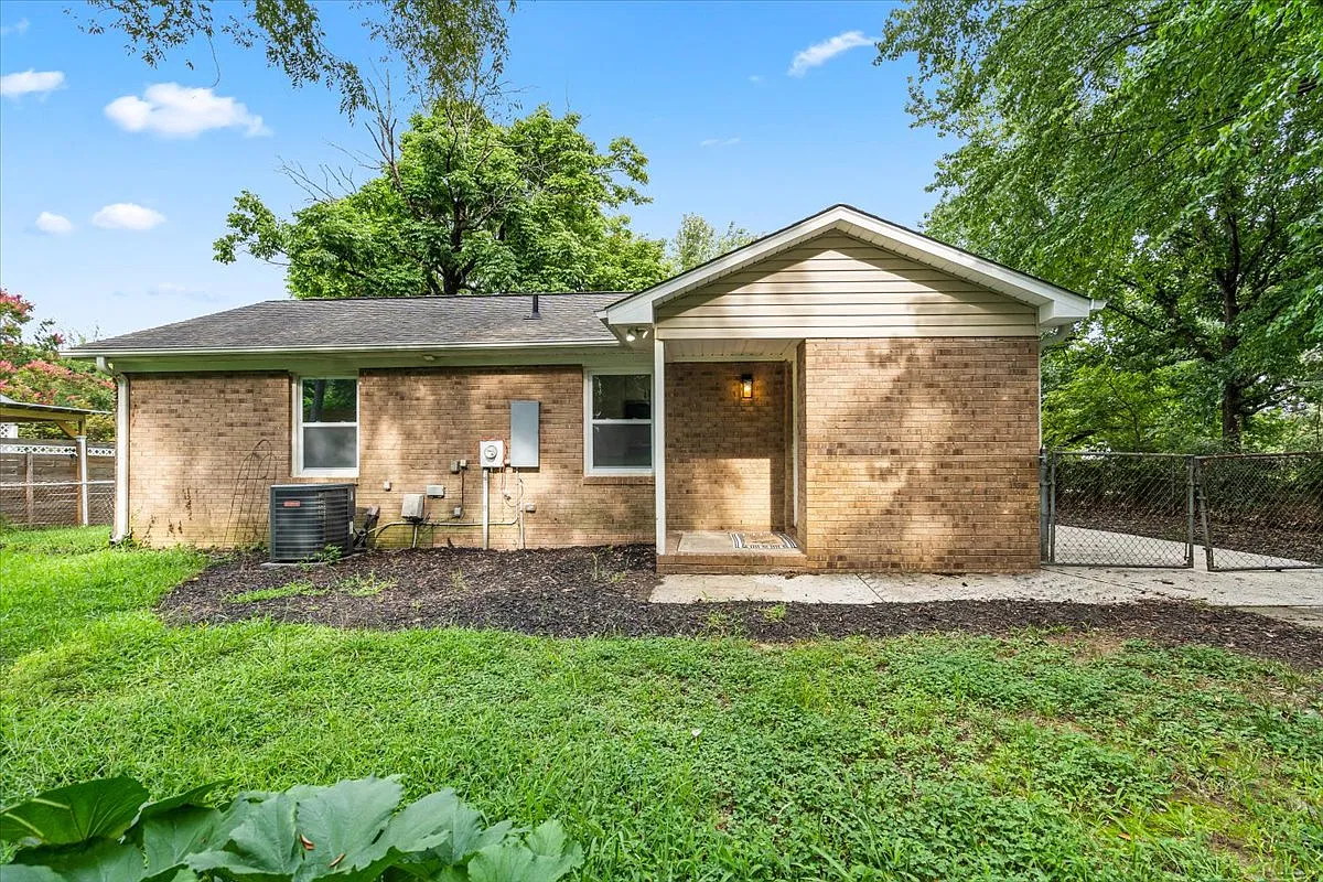 3 bed, 1026 sqft, $1,750 — Photo 3