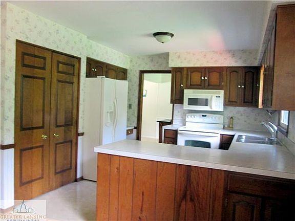 4th image of 1220 E Blanchette Dr