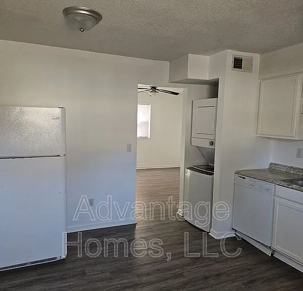 702 N 70th St — Photo 12