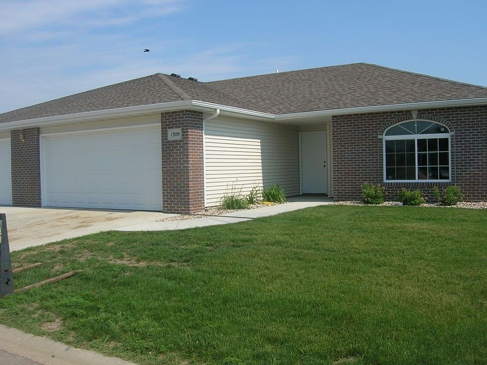 2nd image of 1309 Laurel Ln