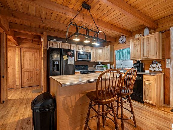 3rd image of 384 Cheyenne Pass Rd