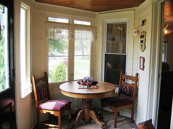 Enclosed front porch/sun rm