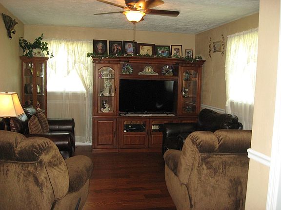5th image of 332 Rogers Cir