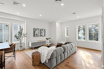 1st image of 2 Elm Ct #18
