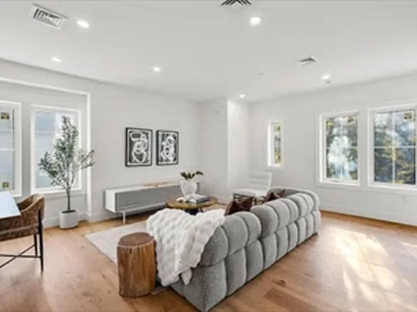 2 Elm Ct #18, West Newton, MA 02465