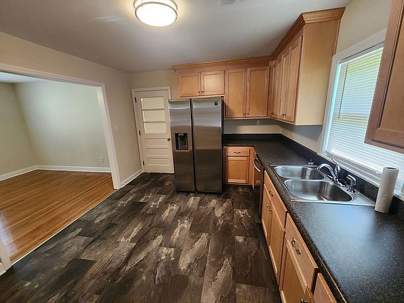 5th image of 1135 E Normandale Ave