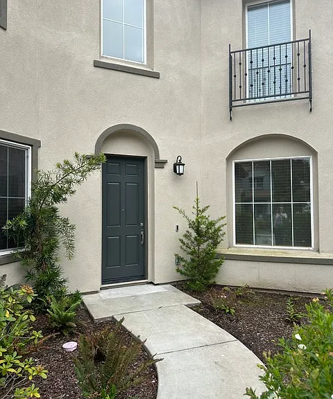 100 Village Ln — Photo 3