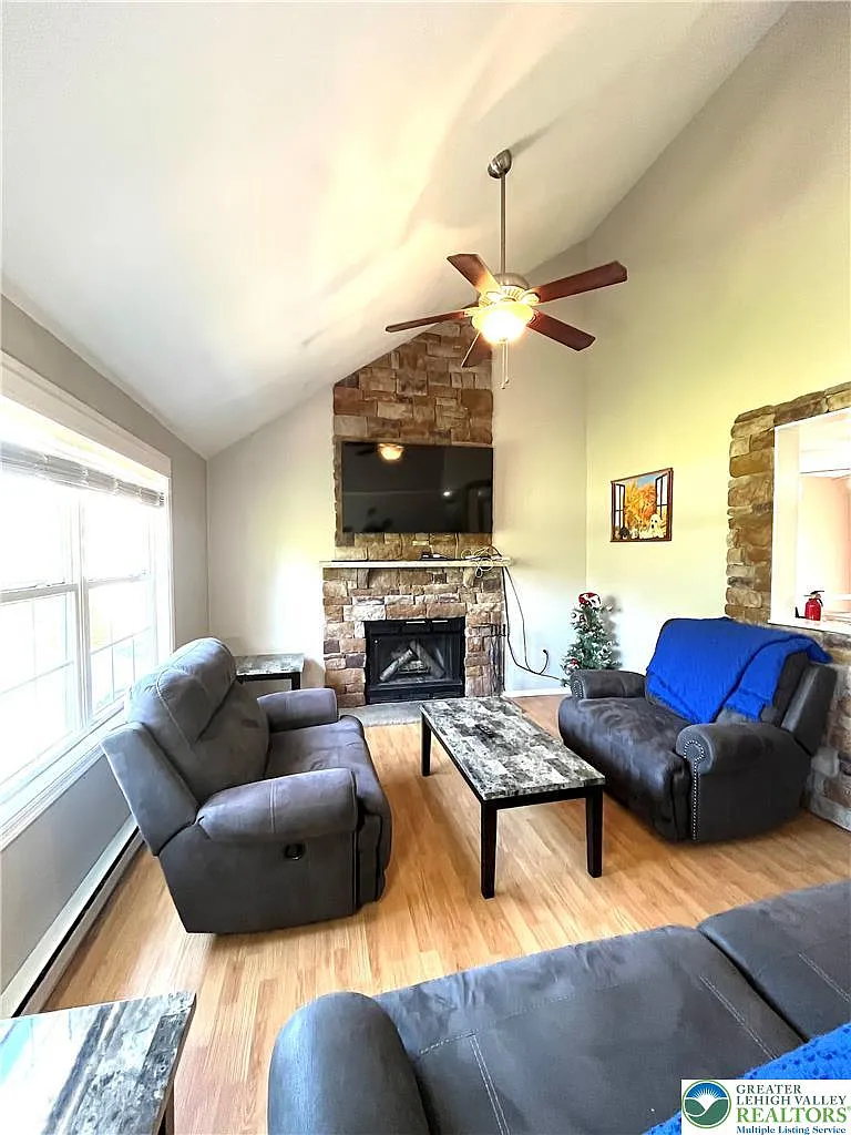 3 bed, 1203 sqft, $2,000 — Photo 3
