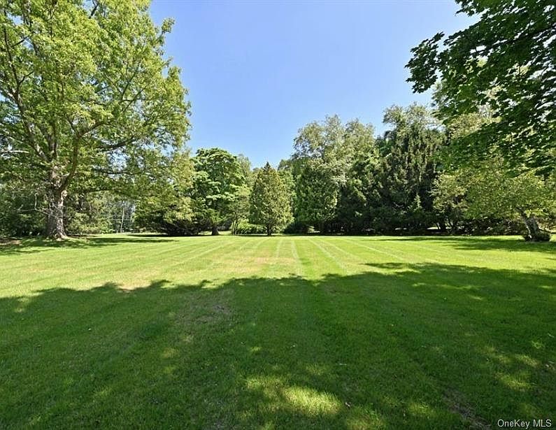 2nd image of 114 E Willow Tree Road