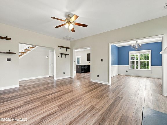 3rd image of 302 Squire Court